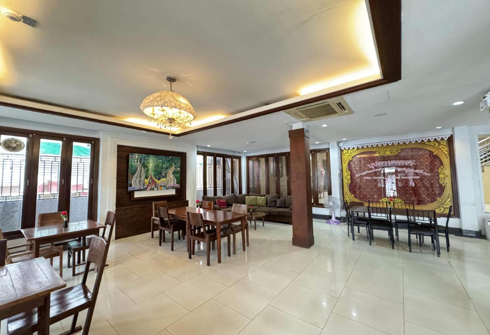 Hotel Collection O Bupamontra Chiangmai à Chiang Mai Extérieur photo